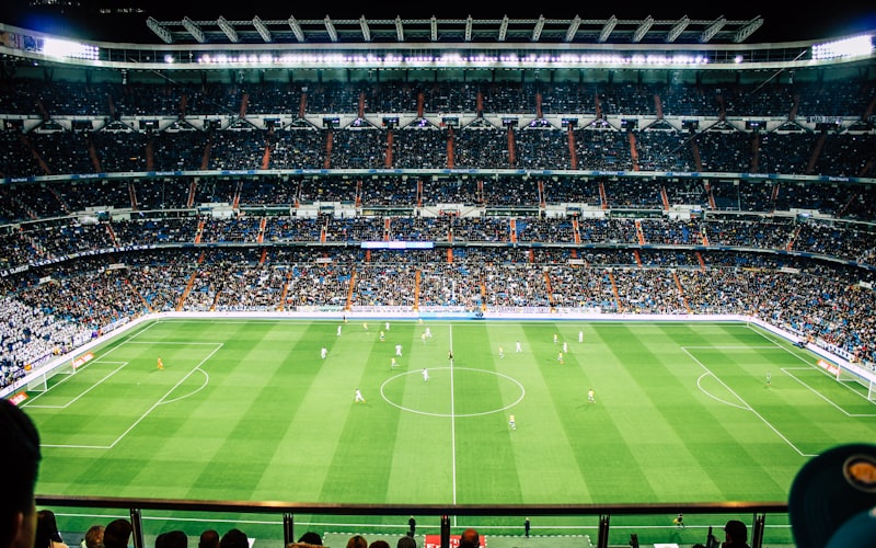 世界杯历史传奇球星与新生代球员同框对比海报